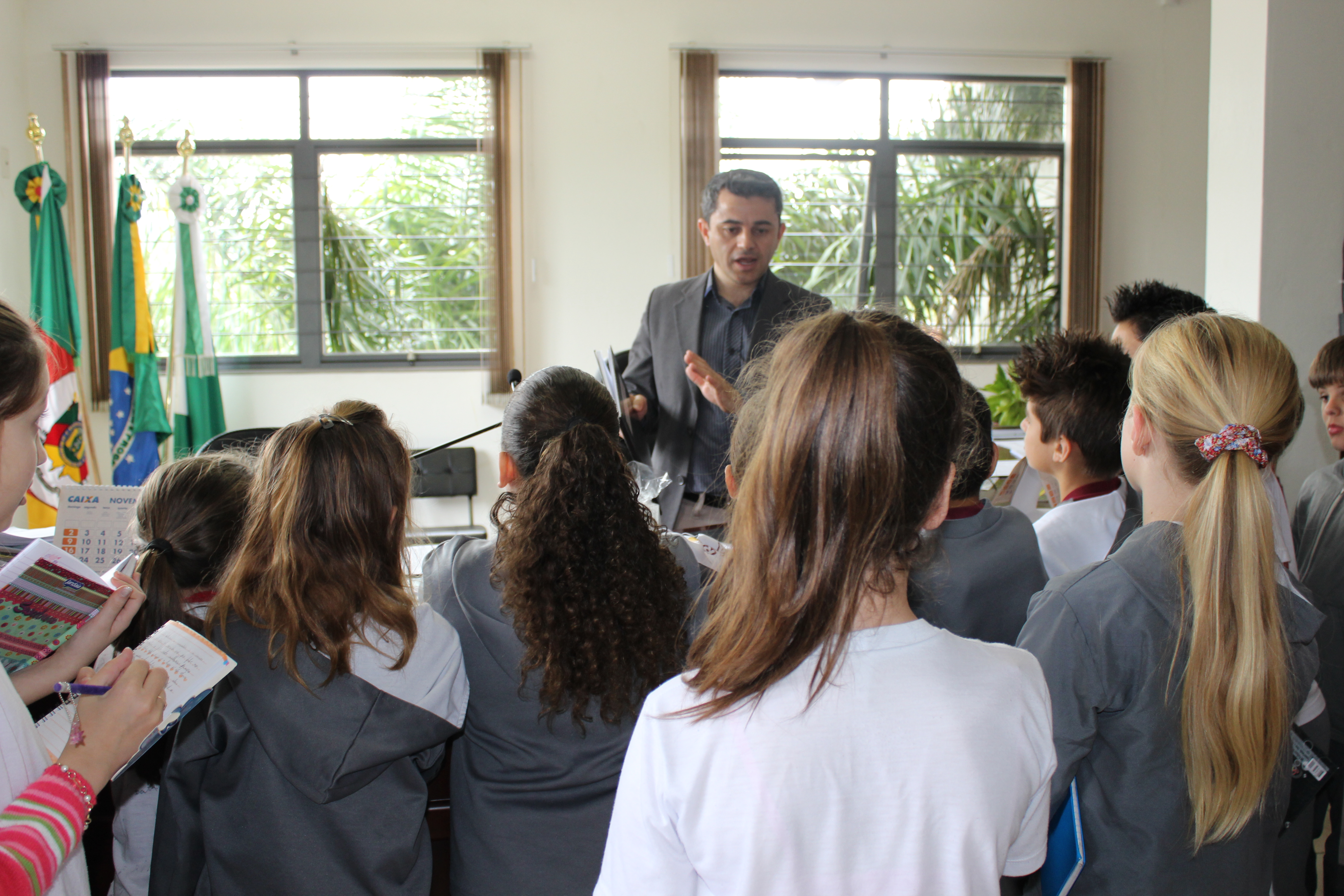 Alunos da Escola Primavera fazem visita a Câmara.