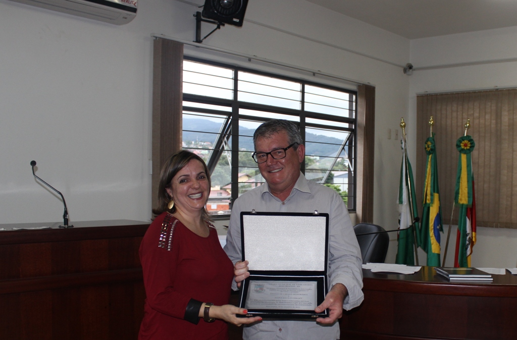 CÂMARA DE VEREADORES DE DOIS IRMÃOS ENTREGA PLACA DE CIDADÃ HONORÁRIA 