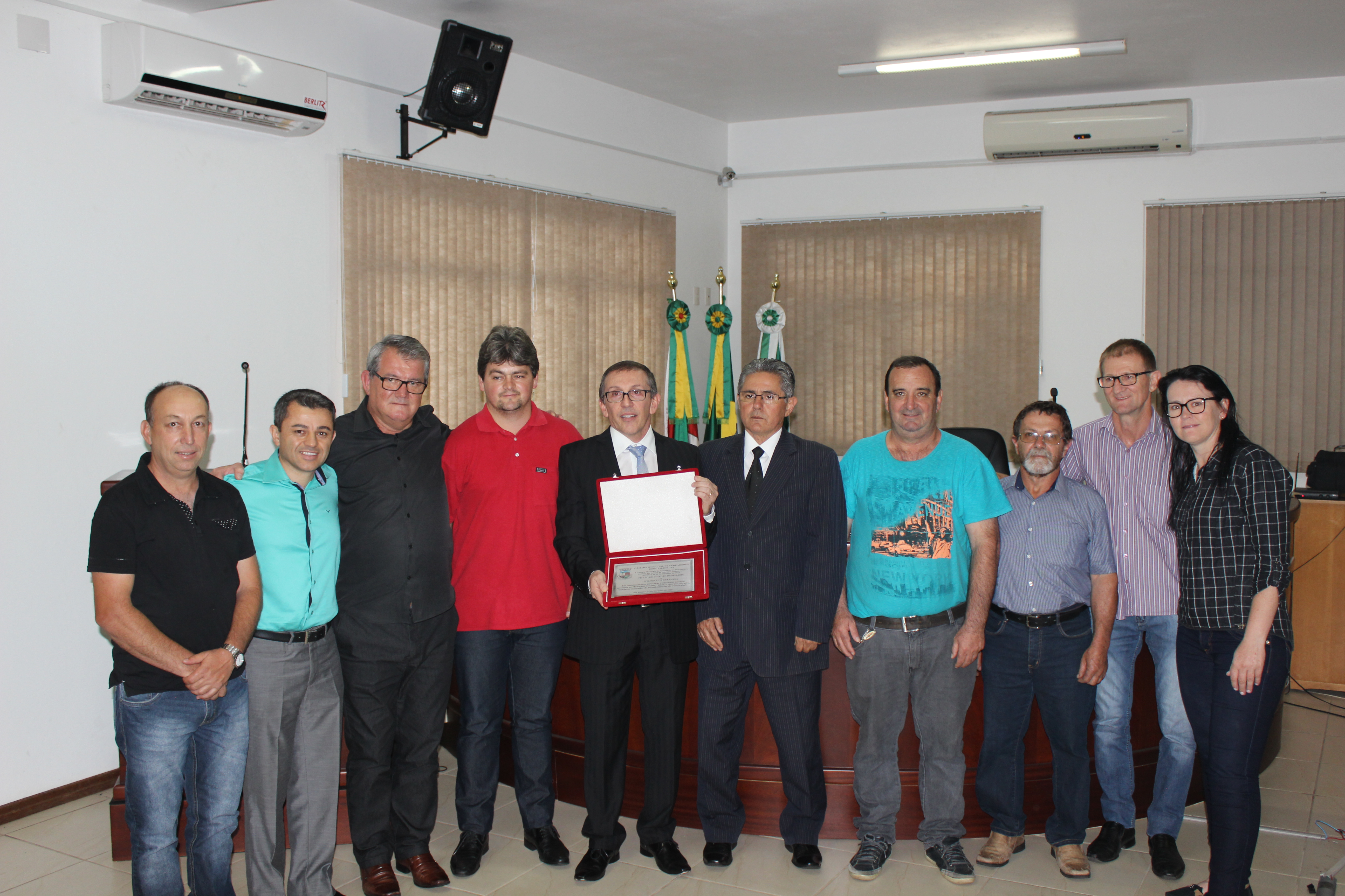 Câmara entrega Placa Cidadão Honorário ao Dr. Wilson Luis Grezzana