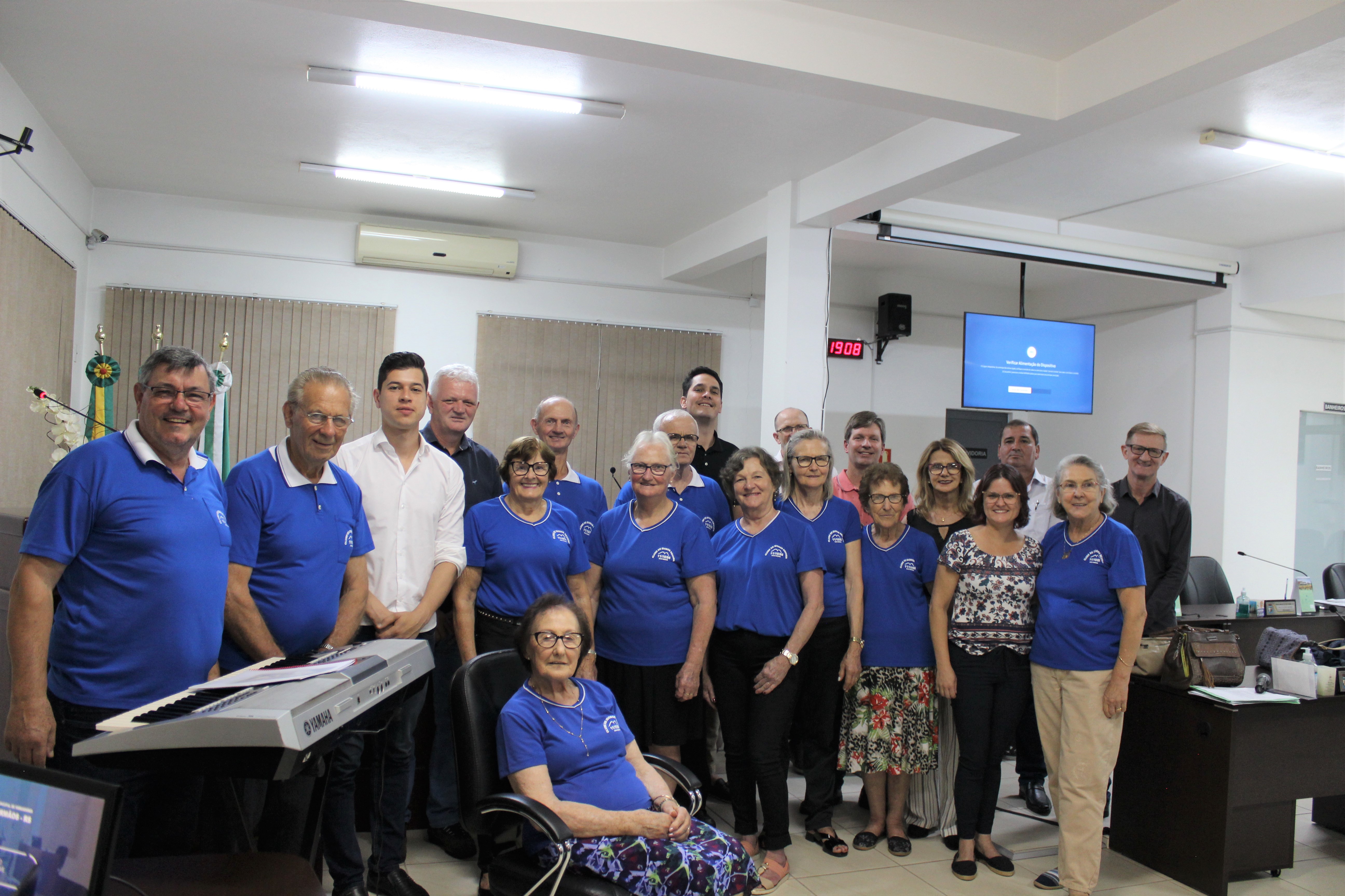 Clube Reviver apresenta canções natalinas no Poder Legislativo