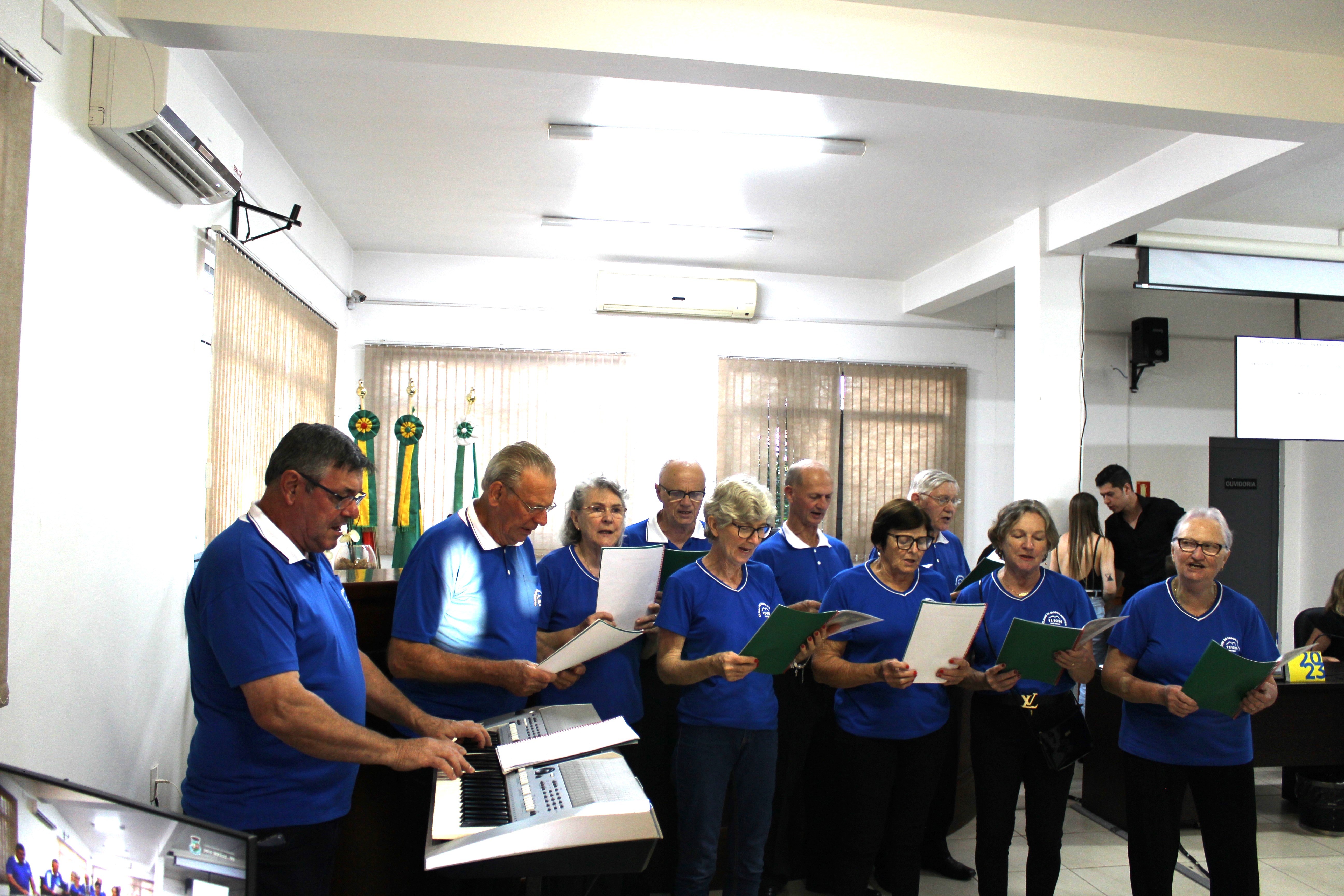 Coral do Grupo Reviver se apresenta na Câmara de Vereadores