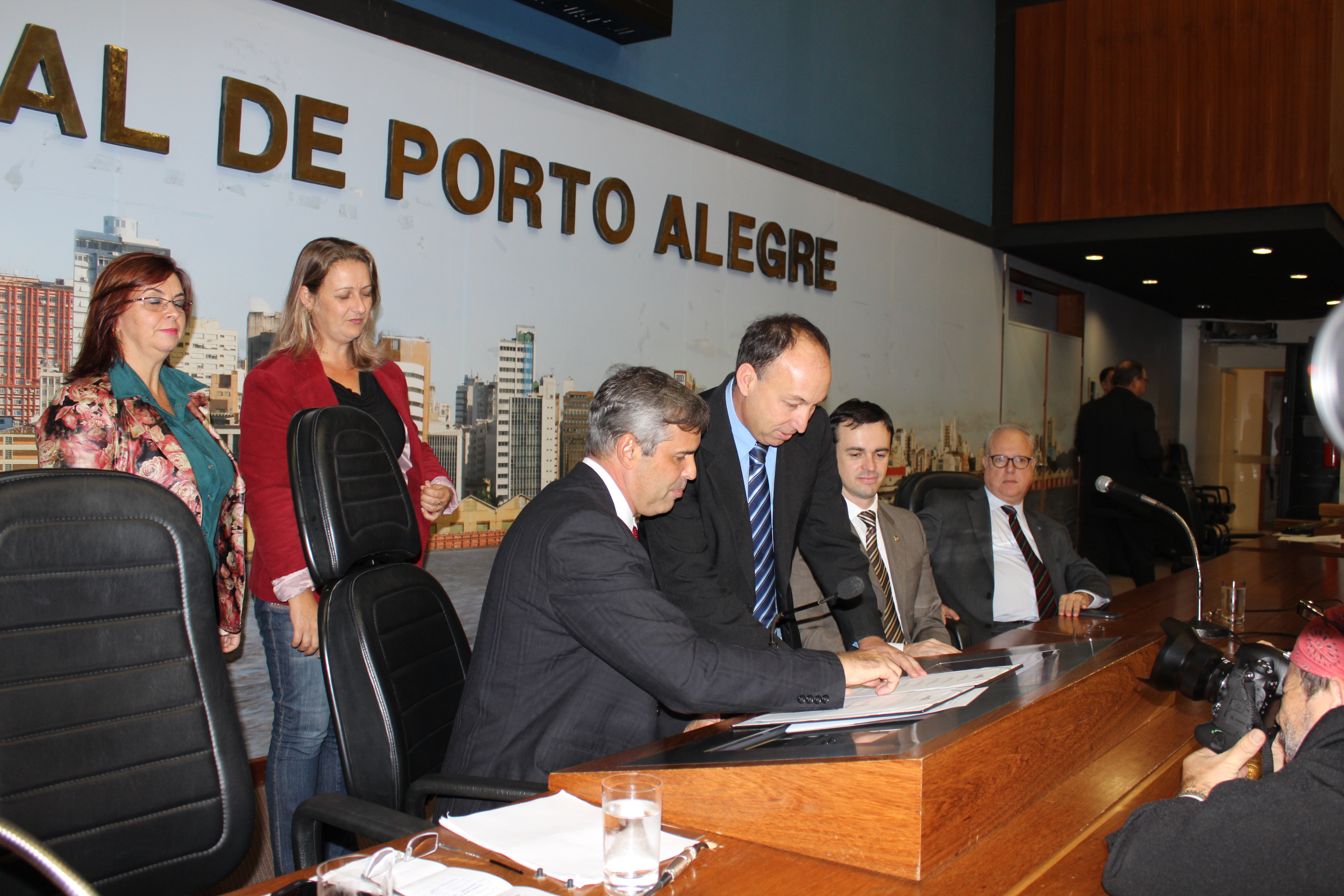 PRESIDENTE DA CÂMARA DE VEREADORES JORACIR FILIPIN PARTICIPA DO ATO DE ASSINATURA DO PARLAMENTO METROPOLITANO