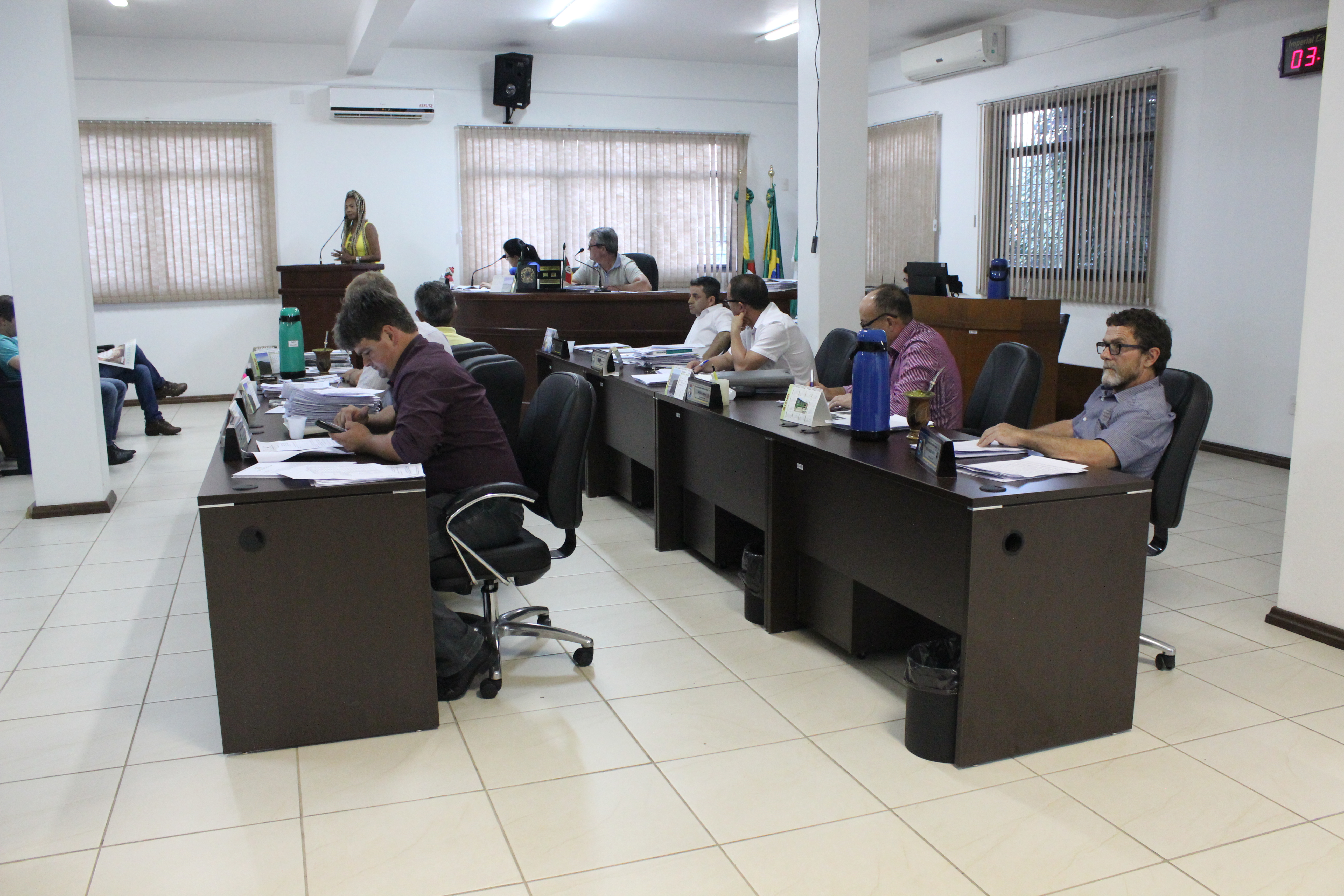 Reunião para esclarecer projeto que altera Código Tributário antes da última sessão ordinária do exercício 2016 iniciar.